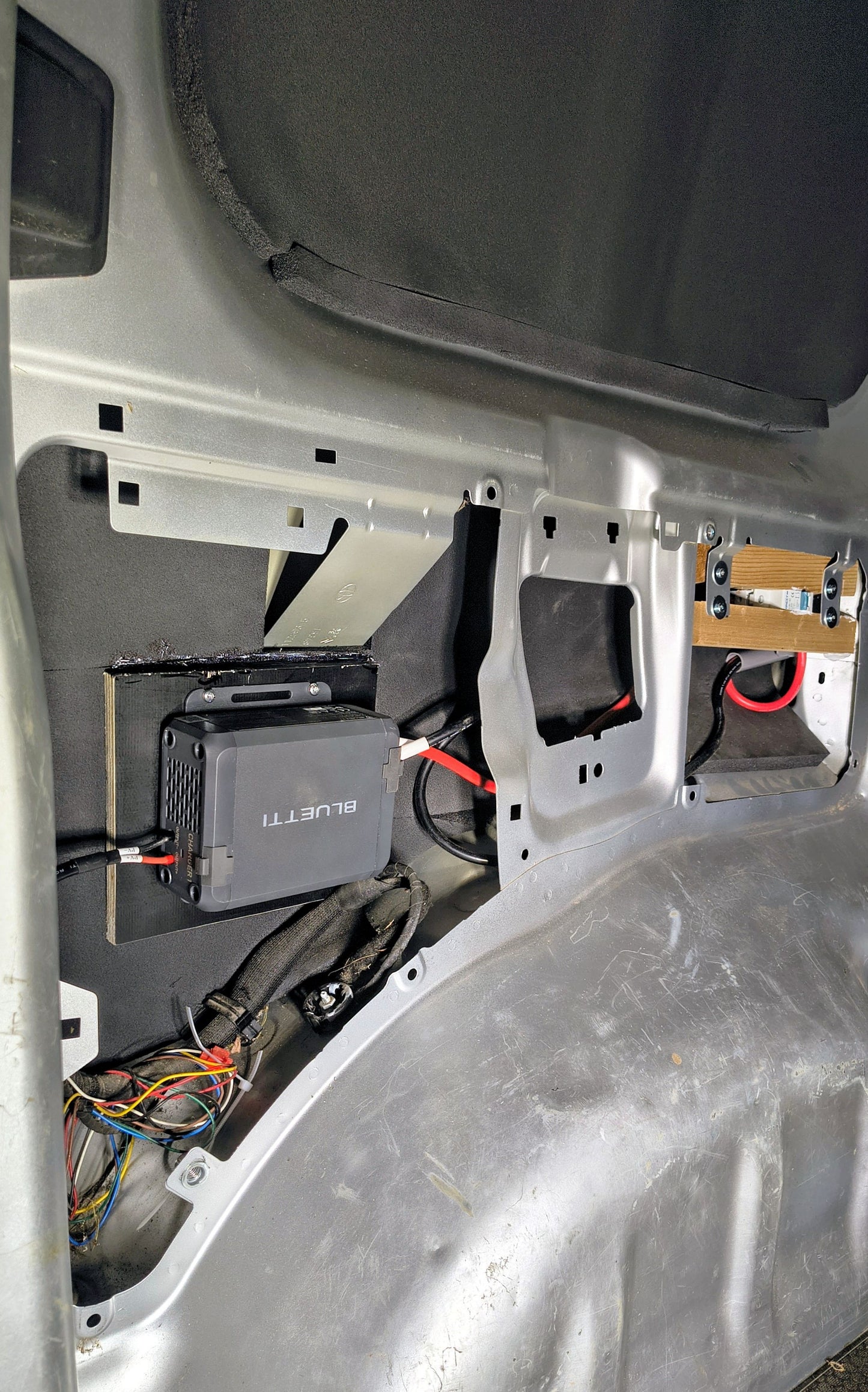Bluetti Charger-1 – Rapid Vehicle-to-Power Station Charging on the Go